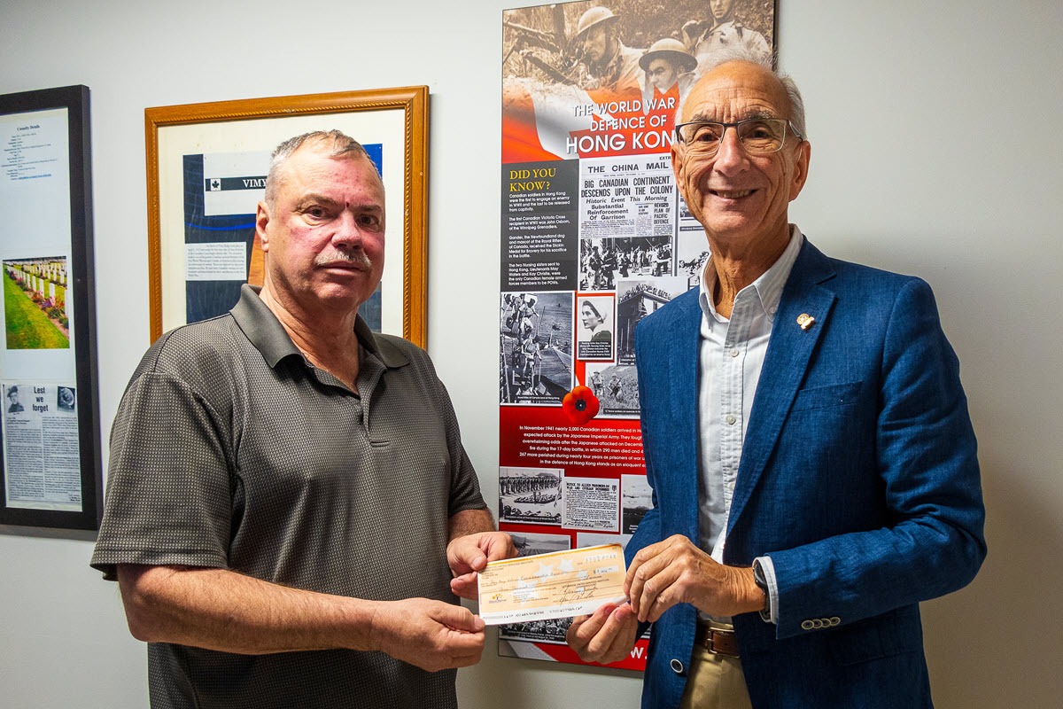 Image: Glenn Miller (l) presents $3,000 cheque to Mike Babin (r)