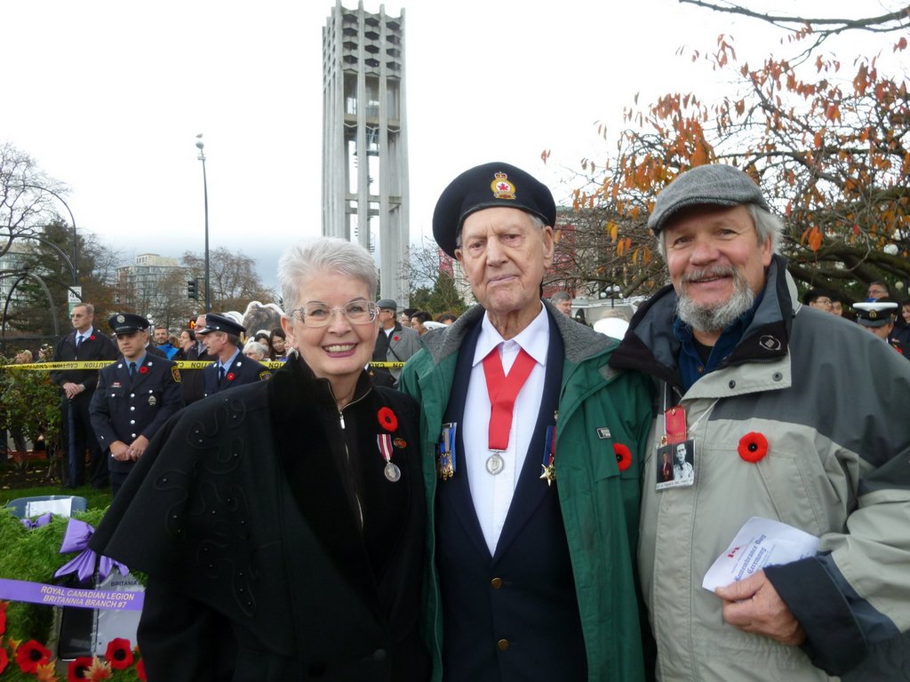 Linda, Gerry Gerrard and Gerry Tuppert at the cenotaph